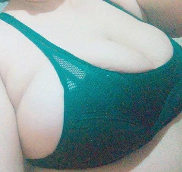 Arab big tits pic-3248