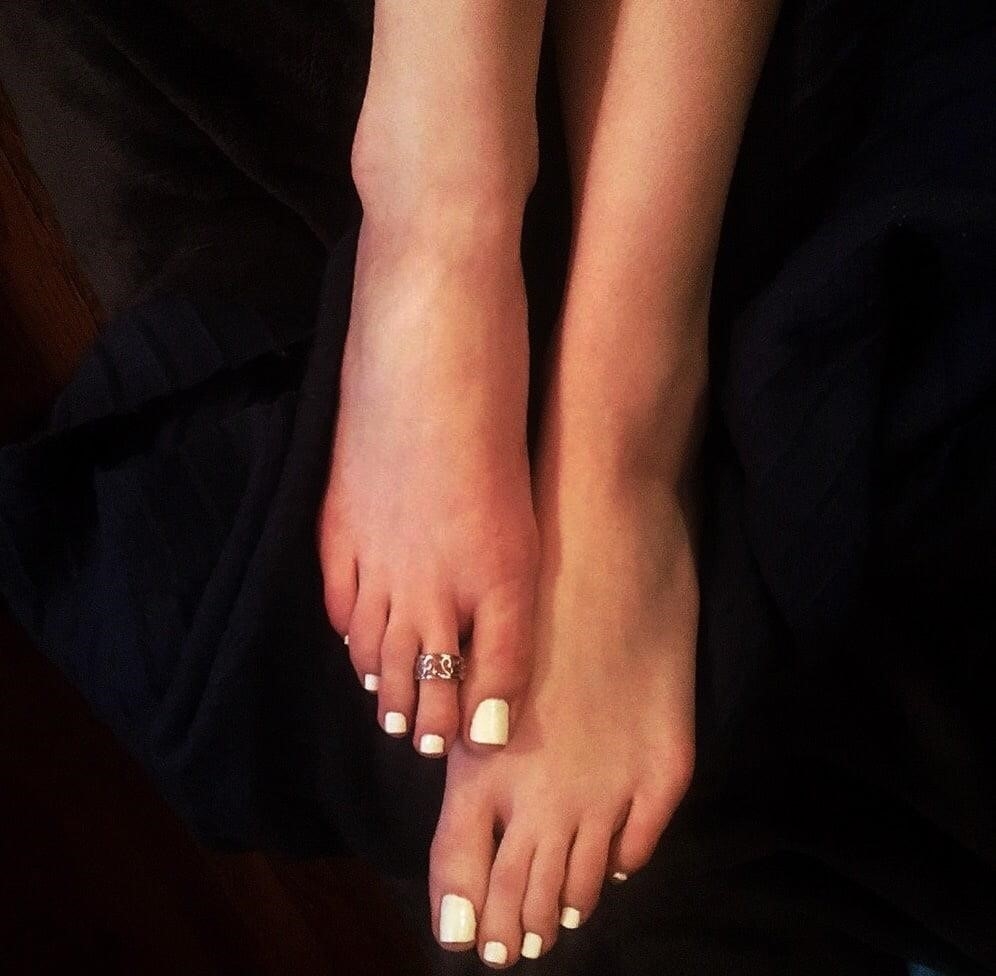 Lesbian long toes-9415