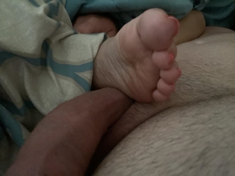 Licking sleepy feet-5829