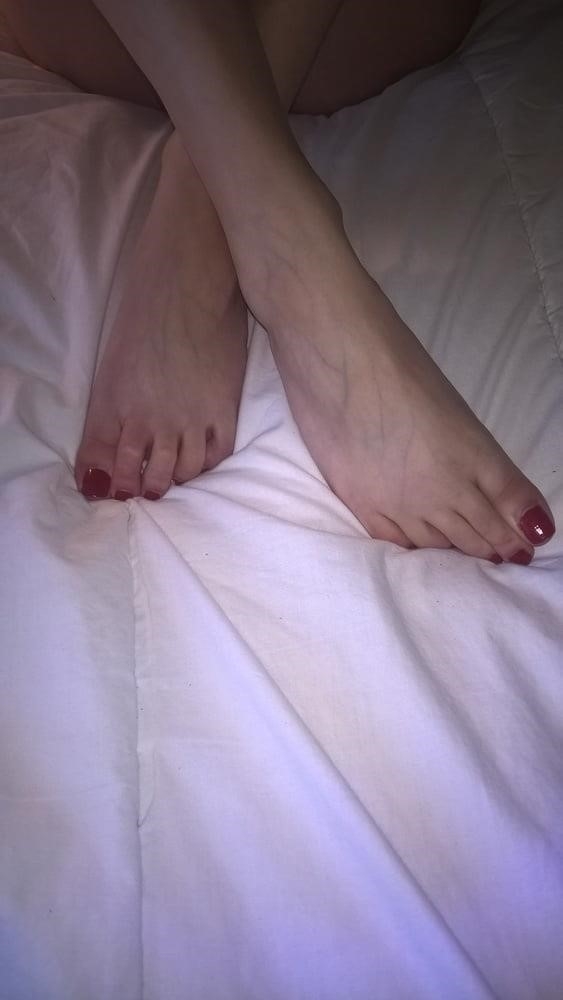 Milf feet and toes-2002