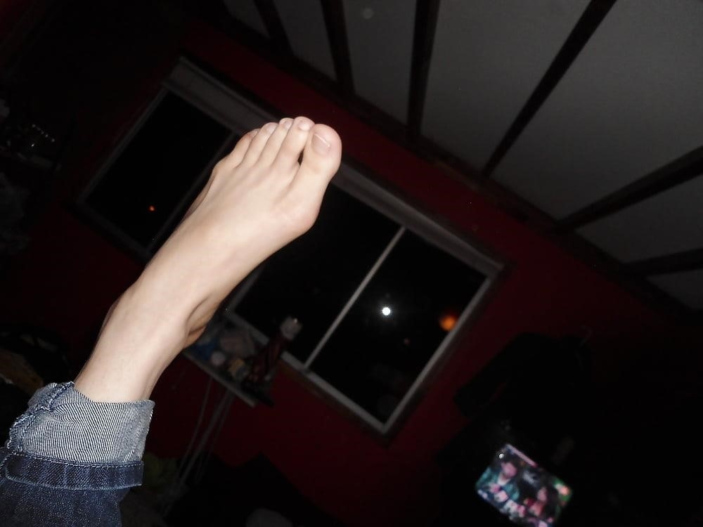 Sexy slender feet-3925