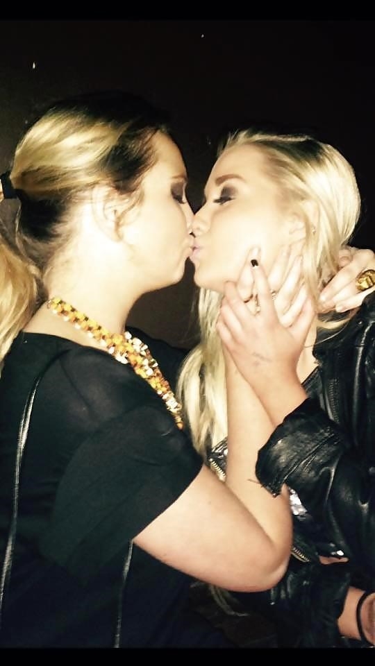 2 blonde girls kissing-7509