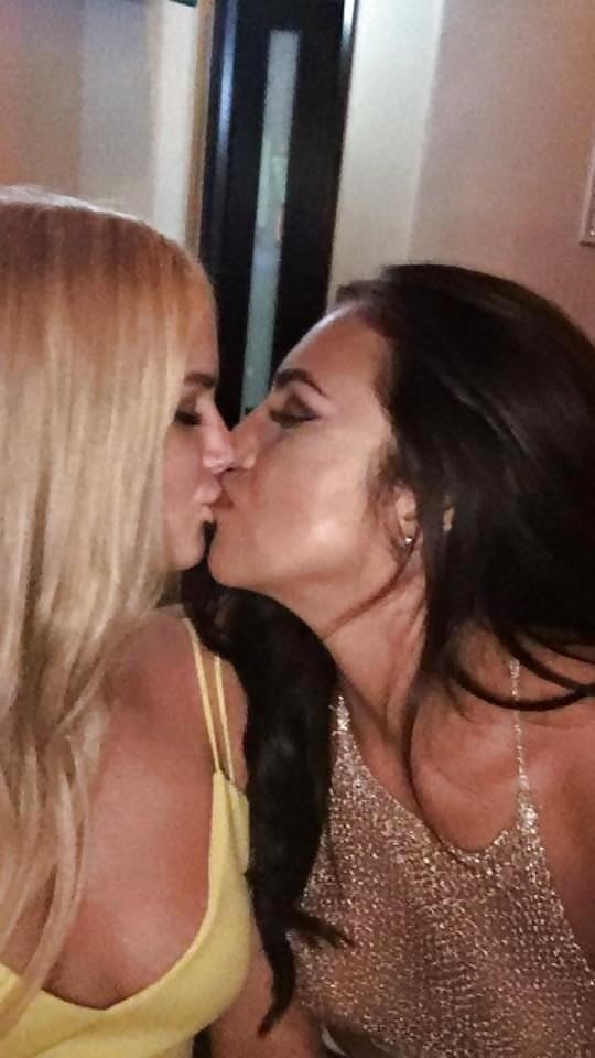 2 blonde girls kissing-9265