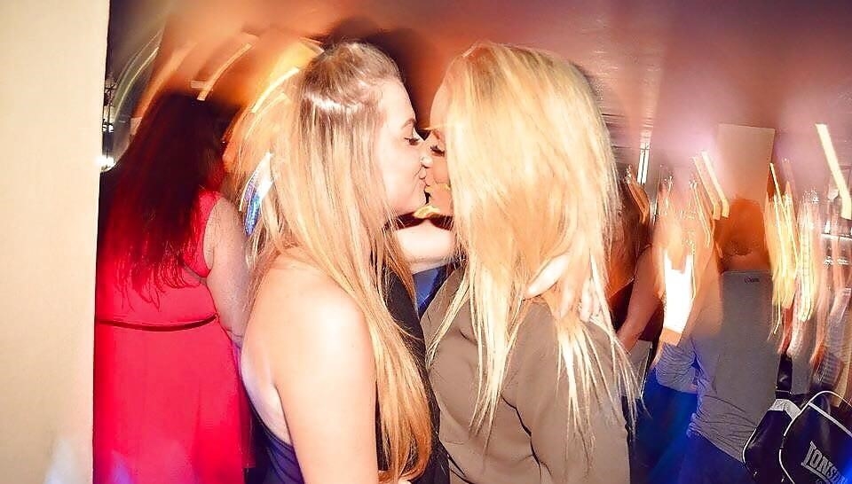 2 blonde girls kissing-3413