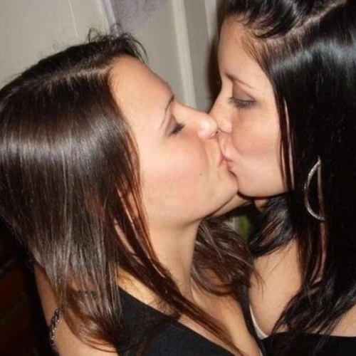 2 girls kiss and sex