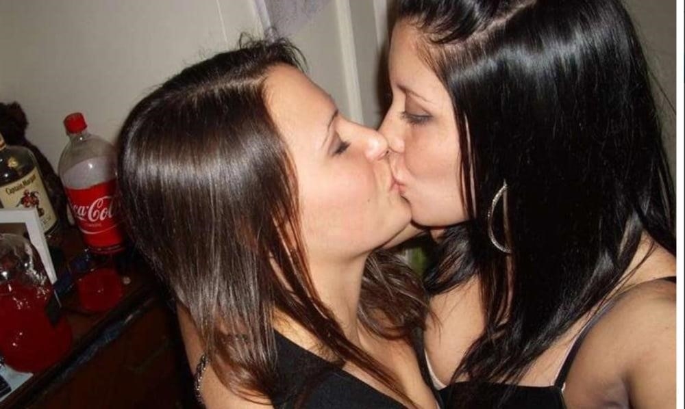 2 girls kiss and sex-5484
