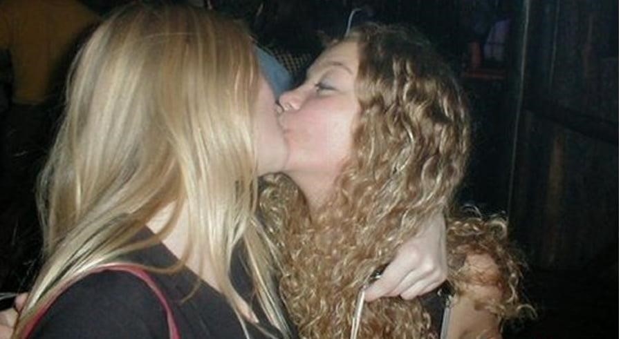 3 hot girls kissing-6107