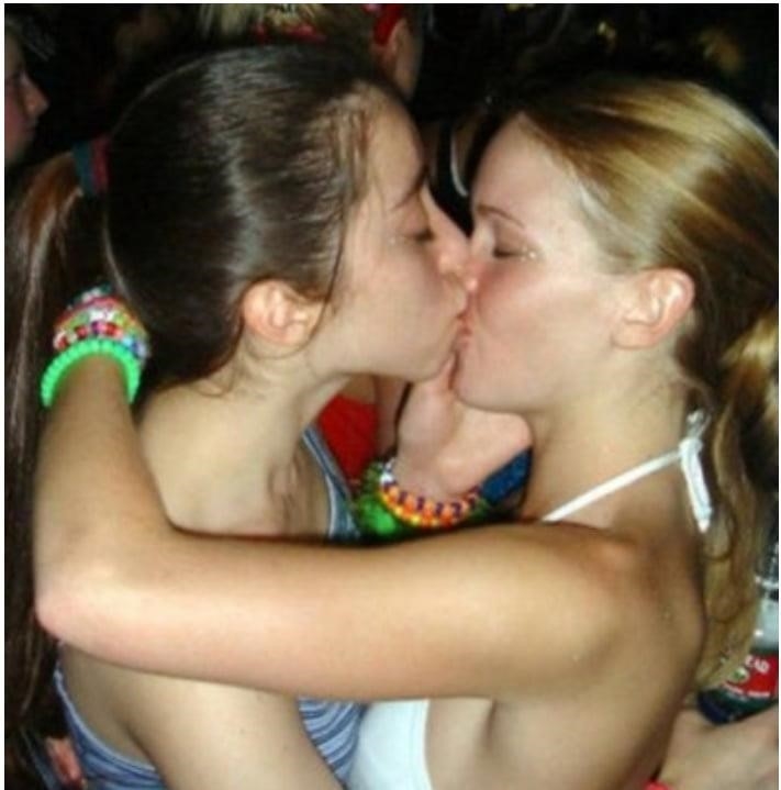 3 hot girls kissing-4014