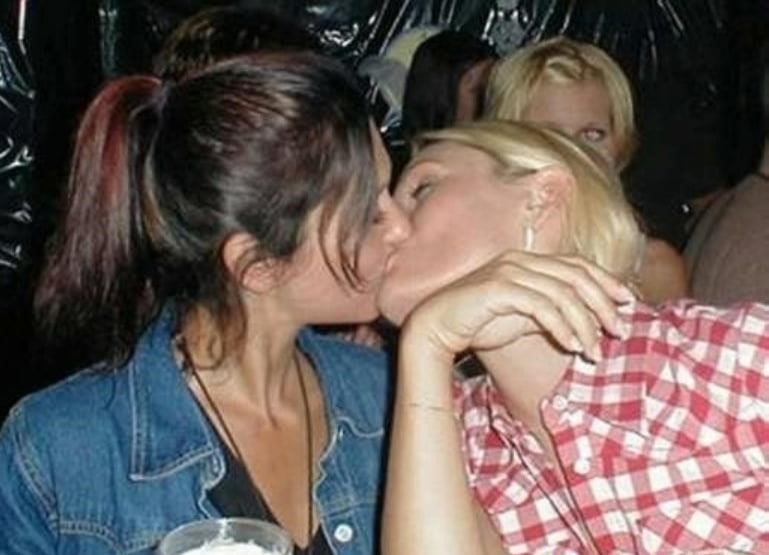 3 hot girls kissing-1517