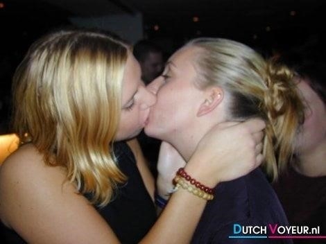 3 hot girls kissing-9926