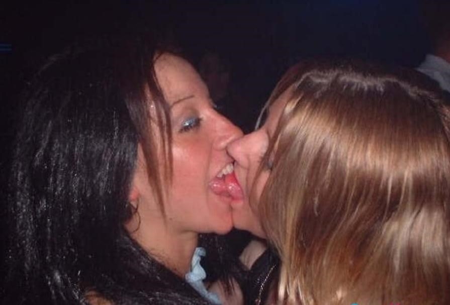 3 hot girls kissing-5611