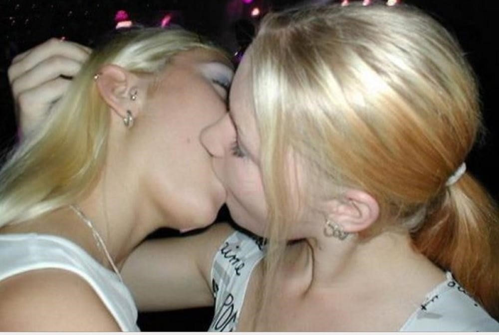 3 hot girls kissing-6894