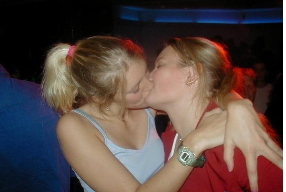 3 hot girls kissing-6827