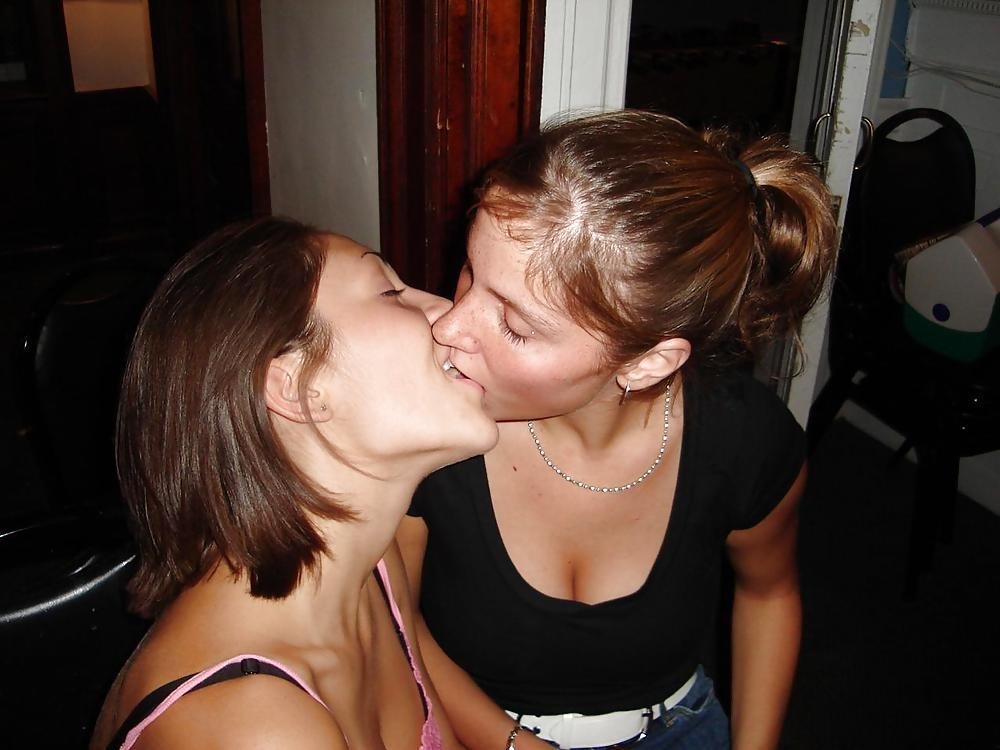 Hot kissing girls and girls-1733