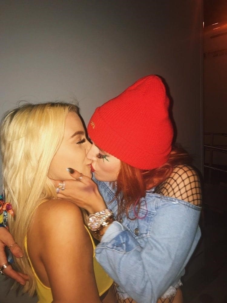 Lesbian kiss with sex-9386
