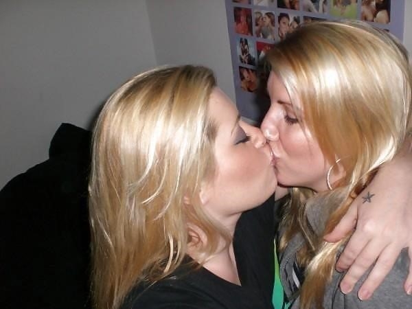 Secy girls kissing-9586