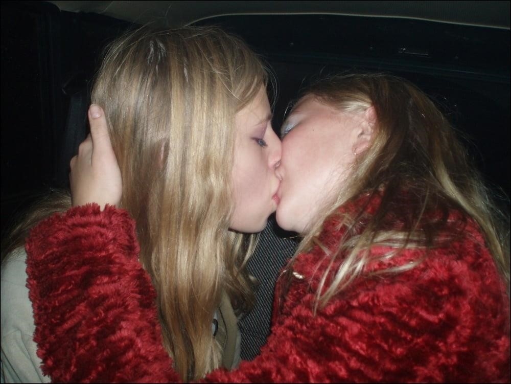 Secy girls kissing-8097