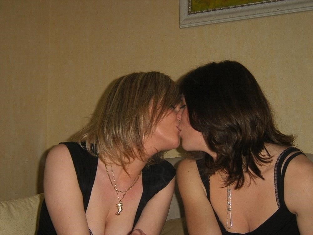 Secy girls kissing-3464