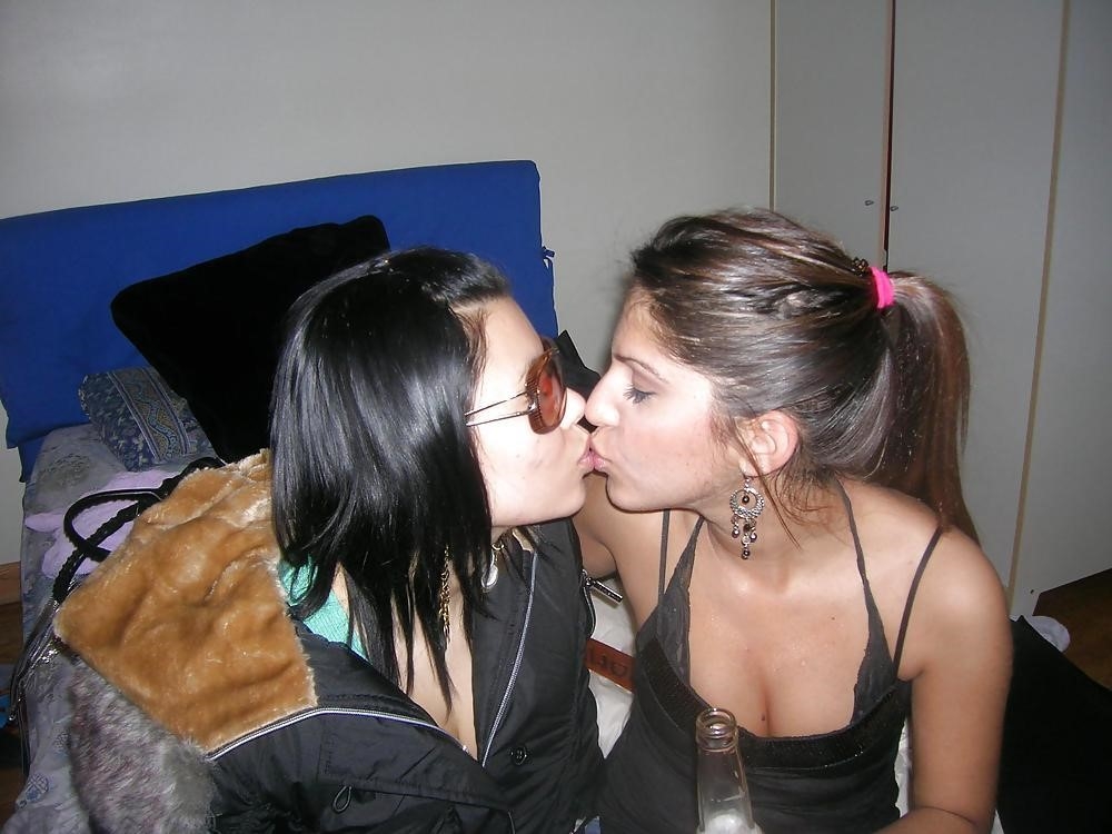 Two hot kissing girls-4544