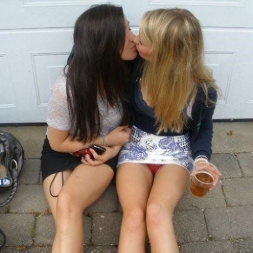 Kissing lesbians pics