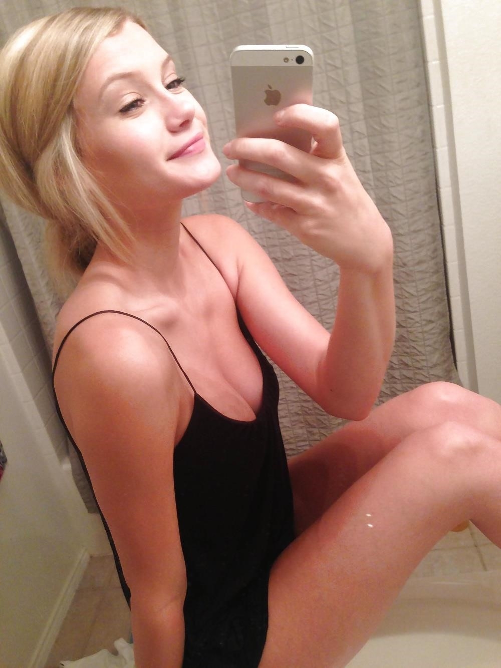 Nude busty teen selfie-5098