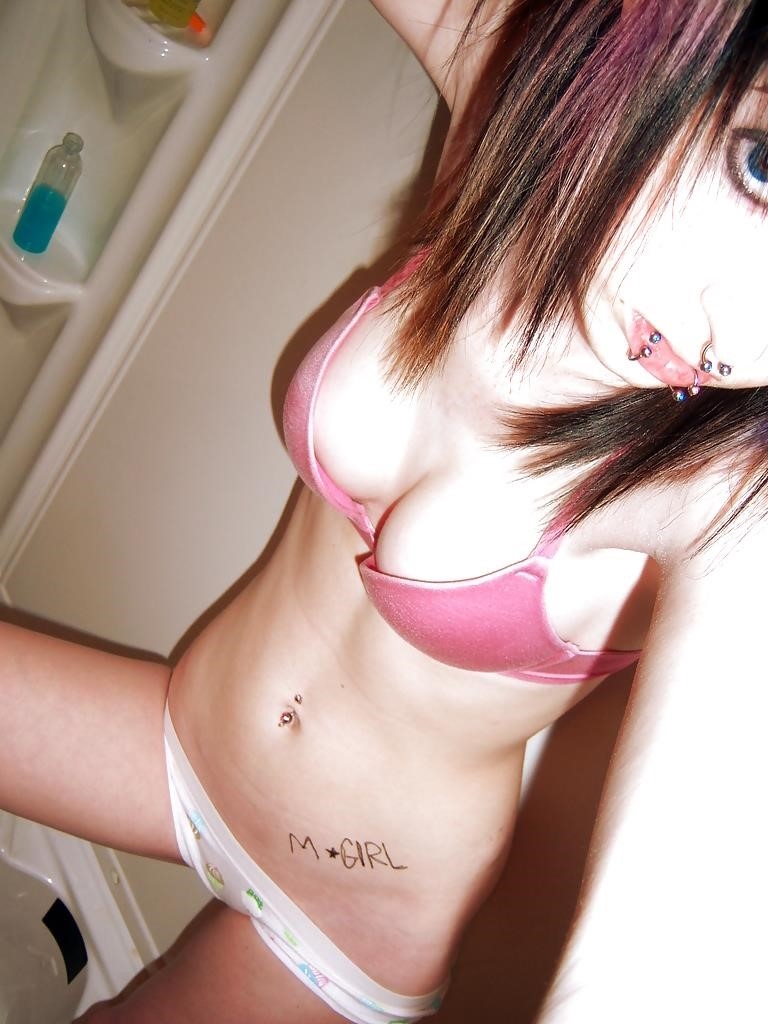 Nude emo girl selfie-8560