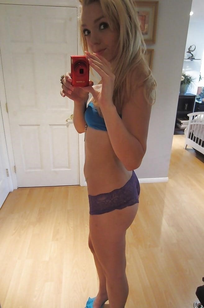 Skinny blonde nude selfies-1615